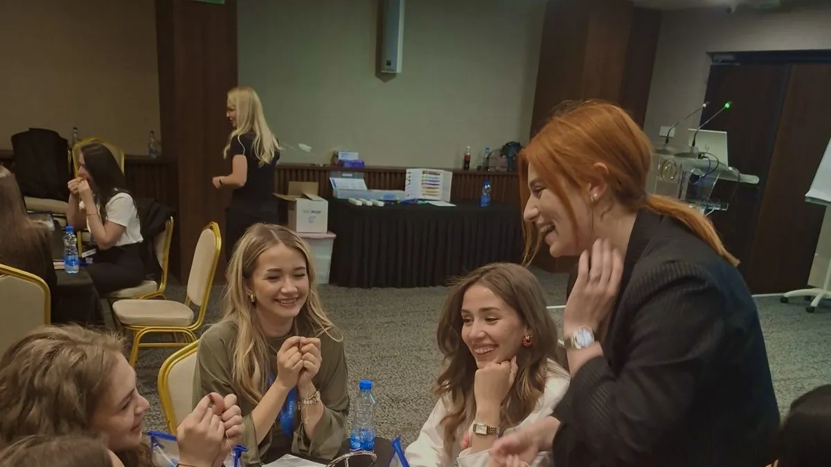 Dr Milica Antić drži iTOP obuku za grupu stomatologa
